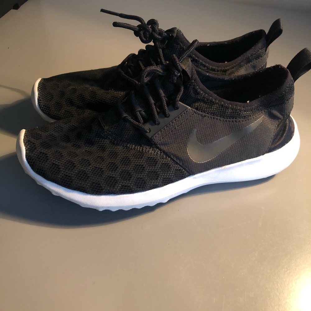 Women’s black nike shoes